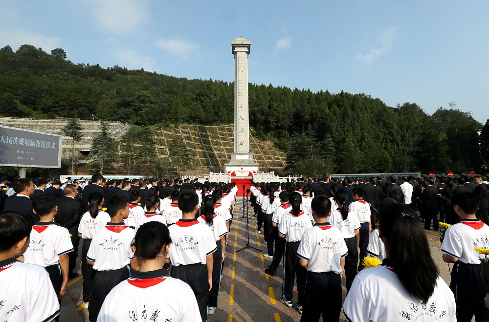 ​我市举行向人民英雄敬献花篮仪式